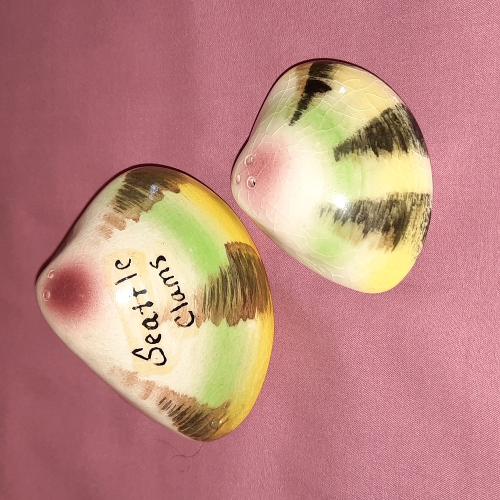 Clam salt and pepper shakers